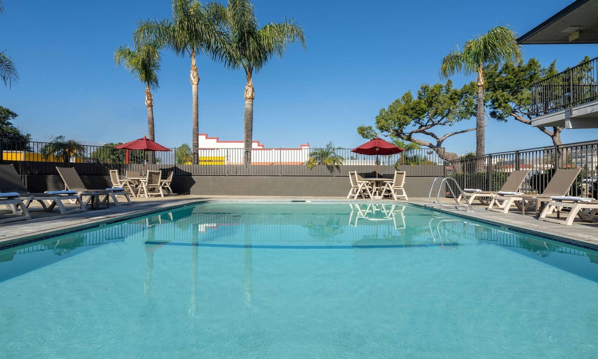 Fontana Hotel | Motel 6 Fontana, CA