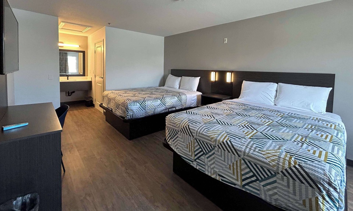 Lake Elsinore Hotel | Motel 6 Lake Elsinore, CA