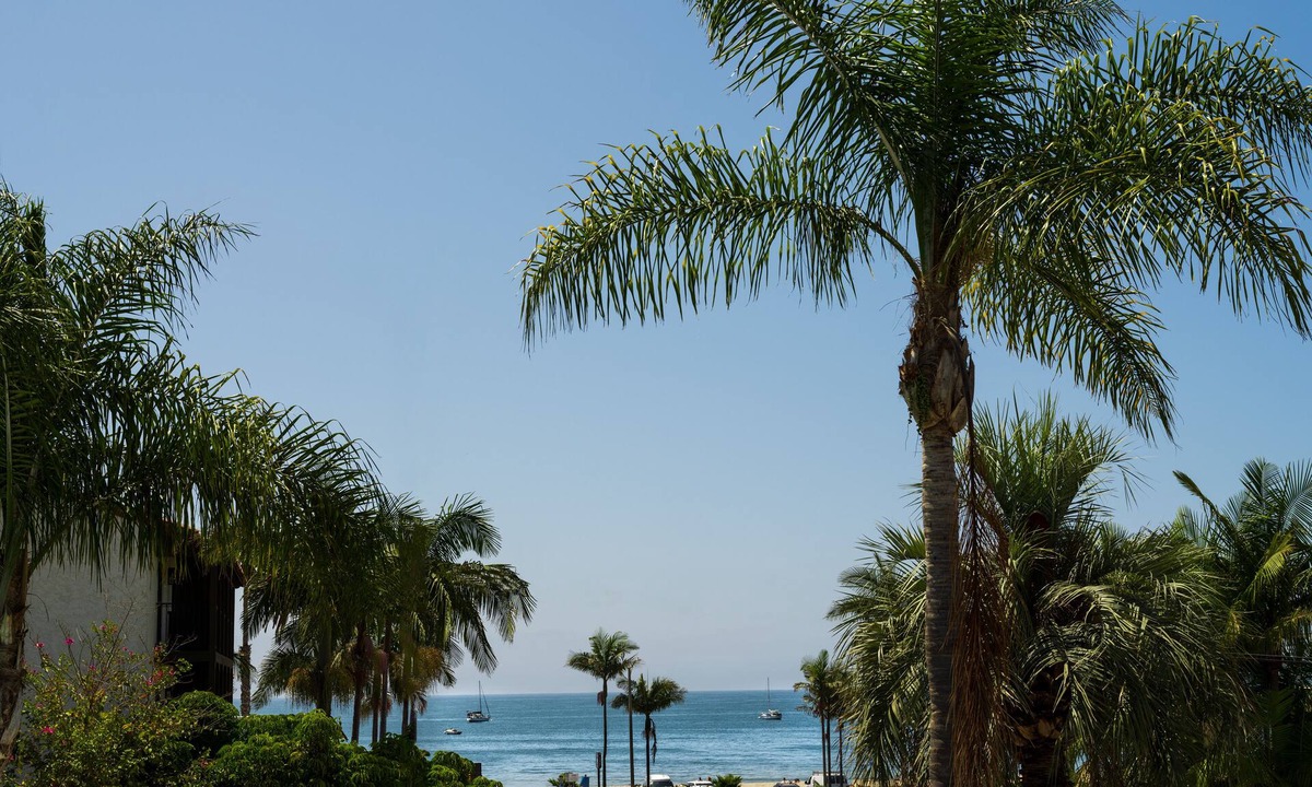 East Beach Hotel | Motel 6 Santa Barbara, CA - Beach