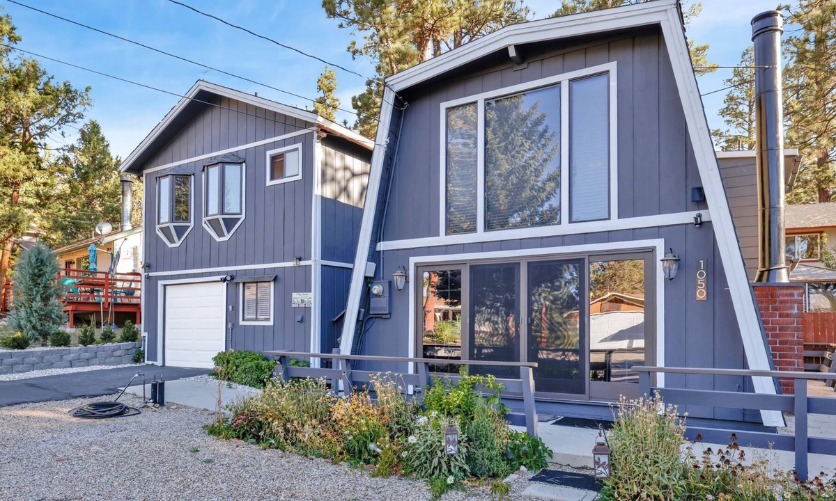 Whispering Forest Ski Chalet | Mount Shasta Retreat- Air-Hockey- Firepit- Secluded