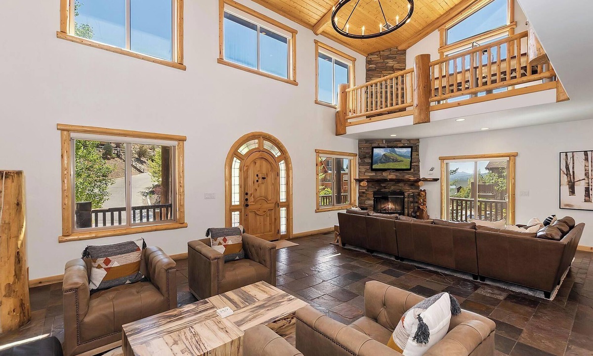 Castle Glen Estates Cabin | Mountain Chic by Destination Big Bear : Gorgeous Log Home Located in Castle Glen Estates! Game Room! Lake Views!