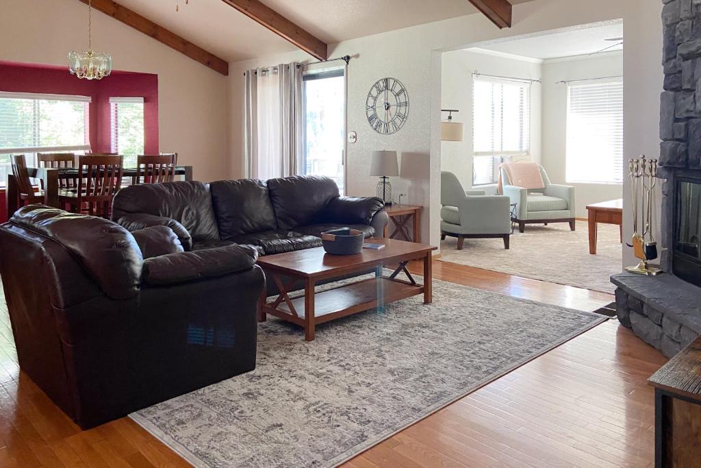 Groveland House | Mountain Lake Retreat