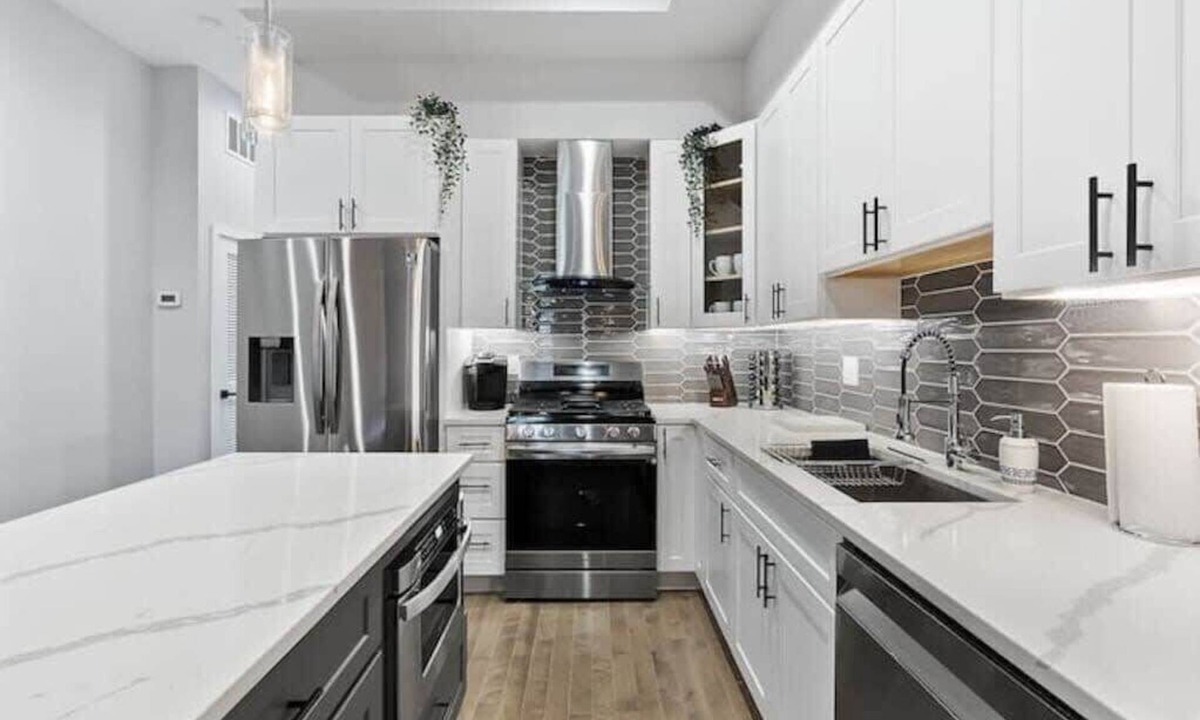 Brewerytown House | Movie Theater | Oversized Private Rooftop | 85" TV