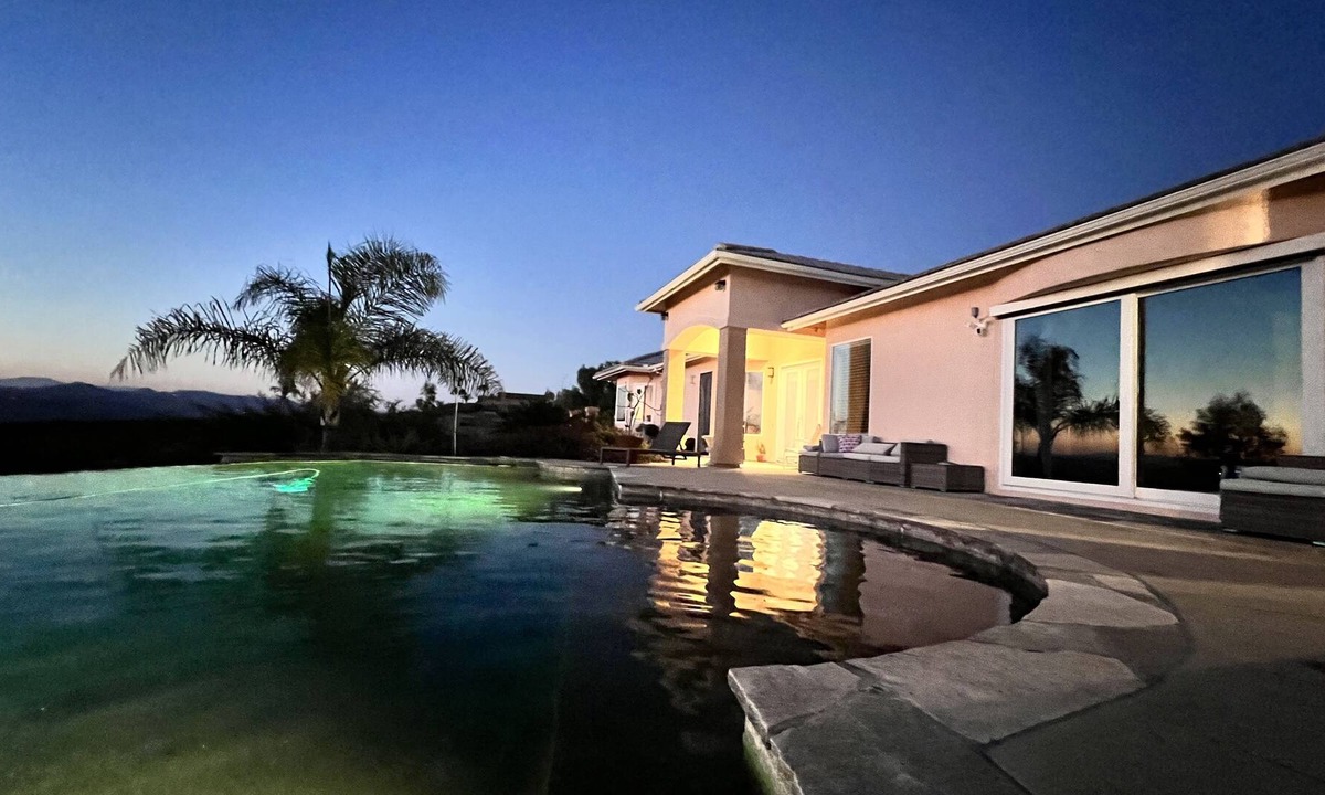 Vista House | Nature lovers hidden oasis. Multi unit property to be respectfully shared.