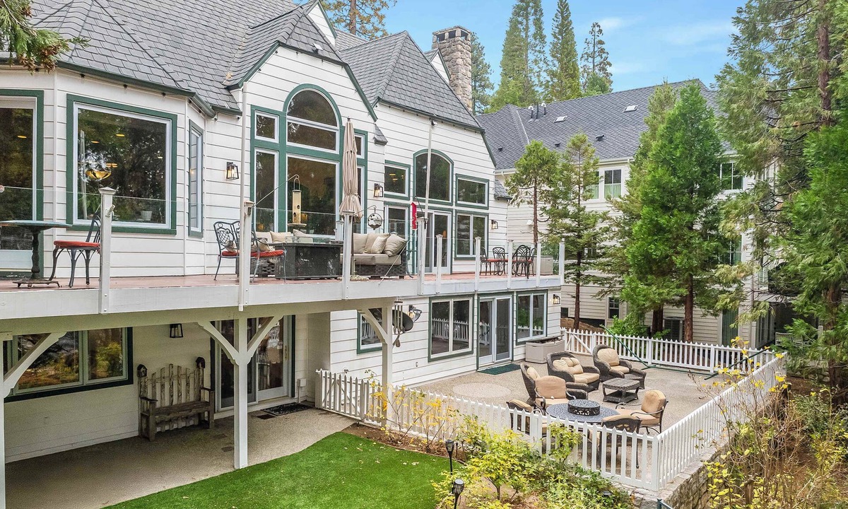 Cedar Glen House | Navigate Stays Best Dressed Lakefront Home