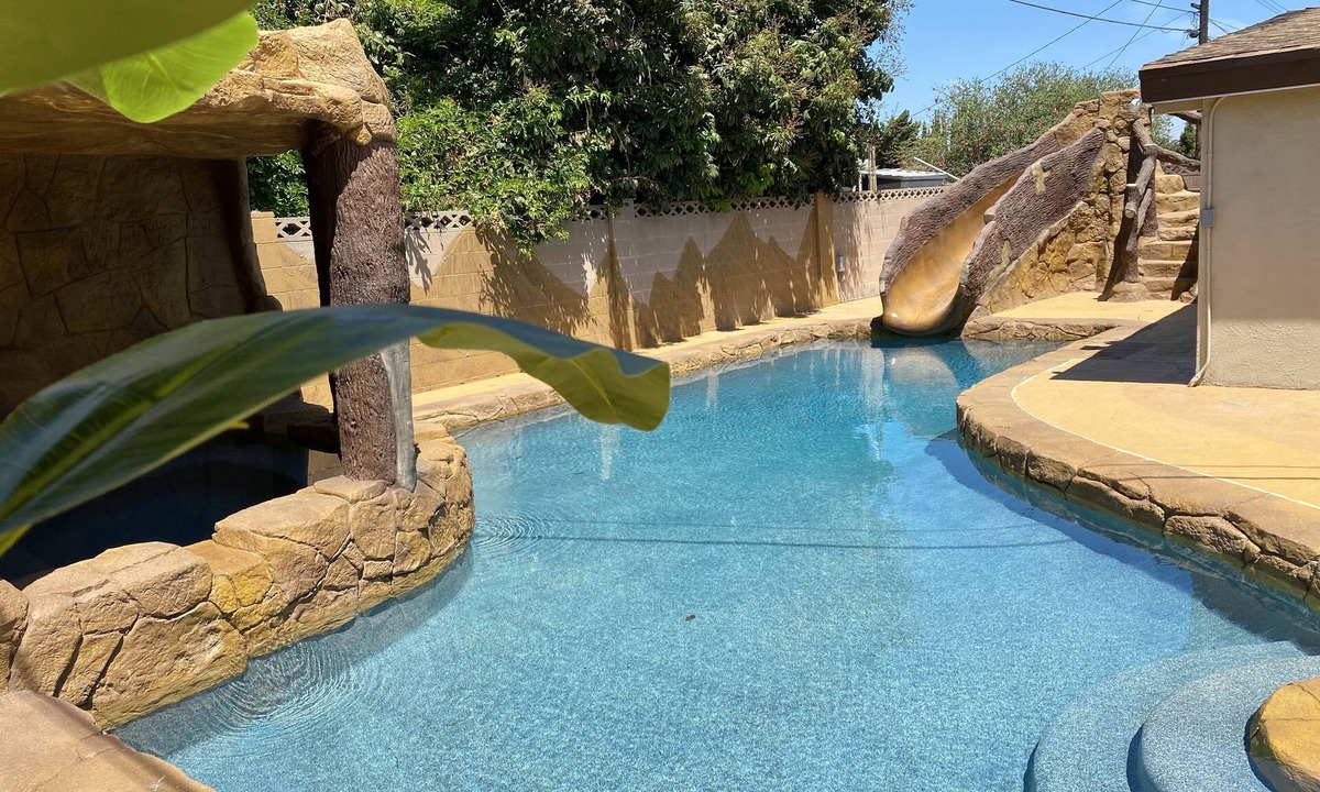Sherwood Forest and Thistle Development House | NEAR DISNEYLAND AND CONVENTION CENTER 6 BEDROOM 3 BATHROOM