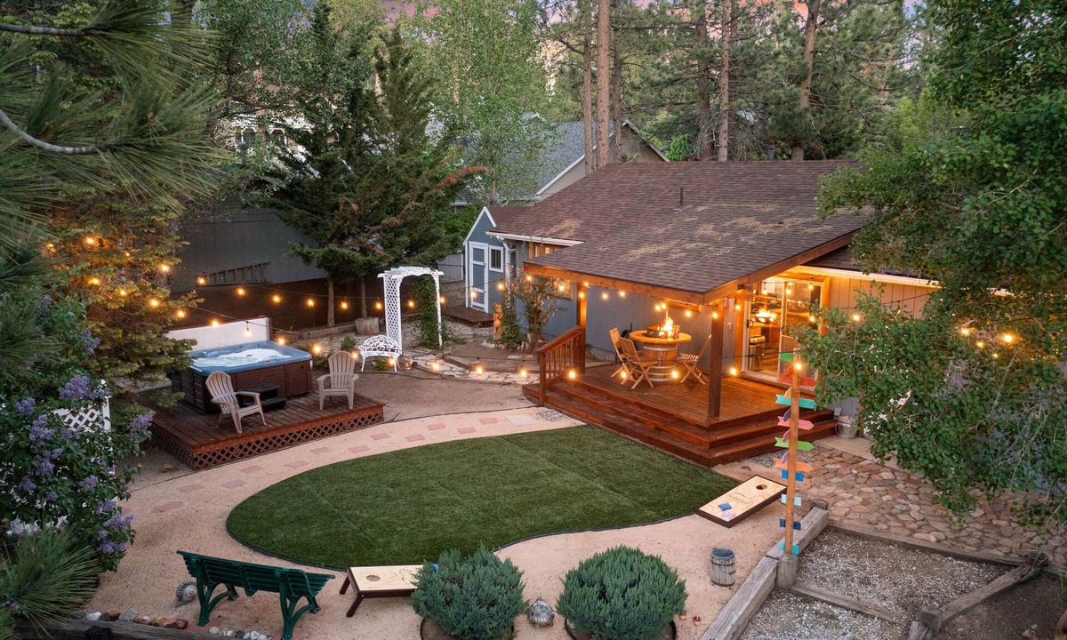 Fox Farm Cabin | Near Lake & Village - Gorgeous! ❤️ Fenced Spa EV Fire pit Ping Pong