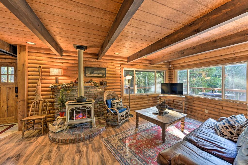 Pollock Pines House | Near Vineyards Cabin with Hot Tub in Pollock Pines!