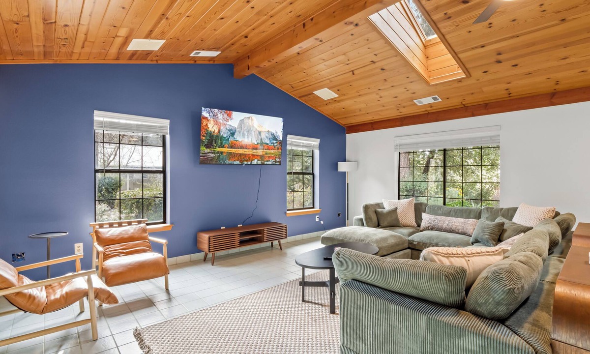 Ahwahnee House | NEW - Fire pit - Game room - Sleeps 14 - 40 acres