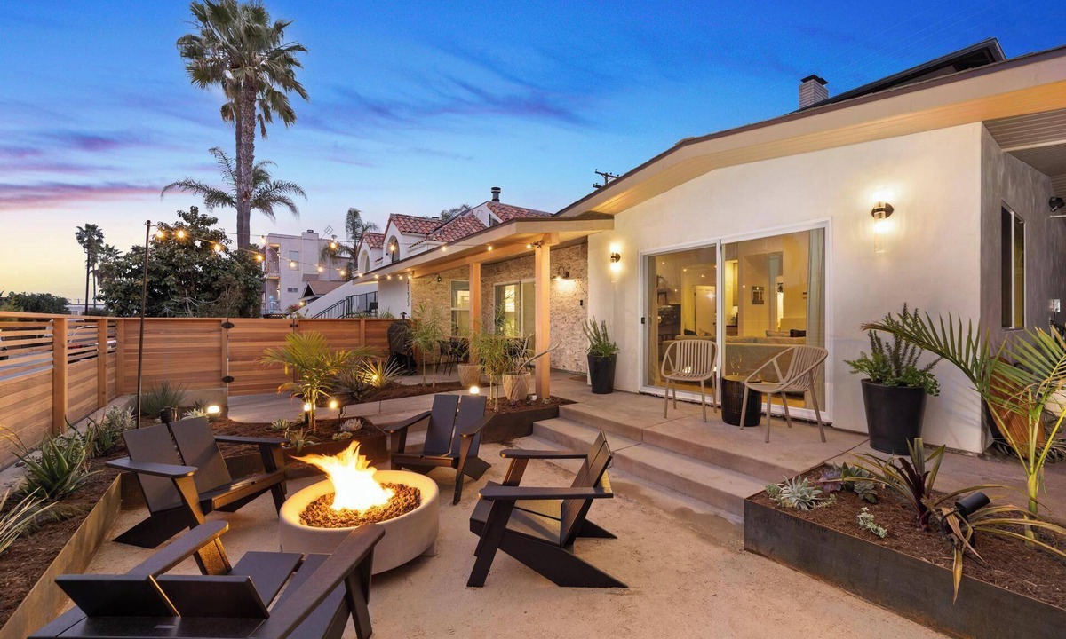 Cardiff-by-the-Sea House | *NEW* Fire Pit | King Master | 3-Blocks to Beach in Cardiff Village