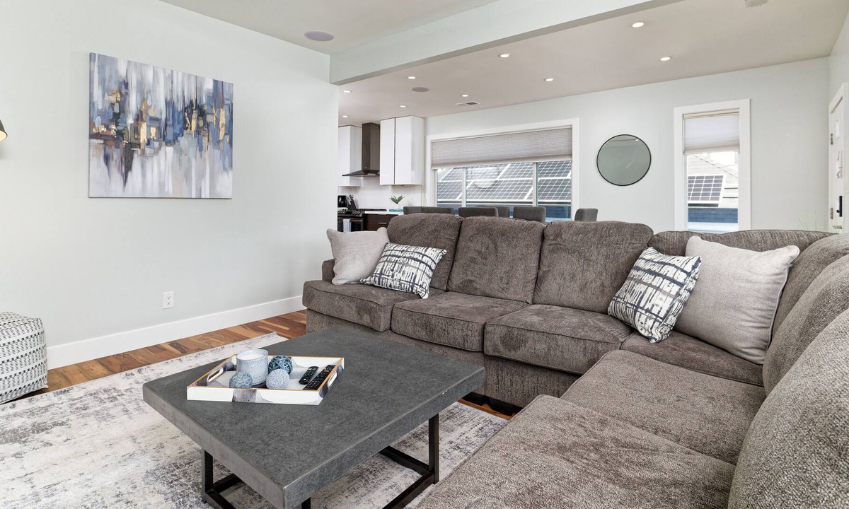 West Oakland House | New! Gated | 2 Living Rooms and Kitchens + Jacuzzi! Must See!