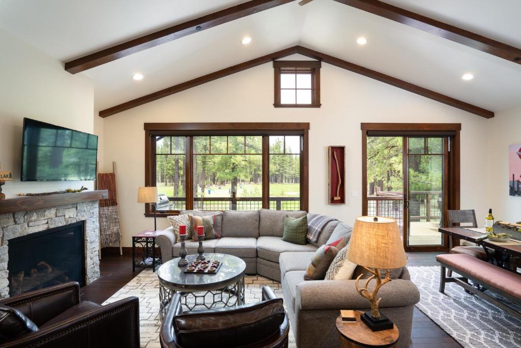 Truckee House | New Listing! Luxury 3BD Residence on Gray's Crossing Golf Course