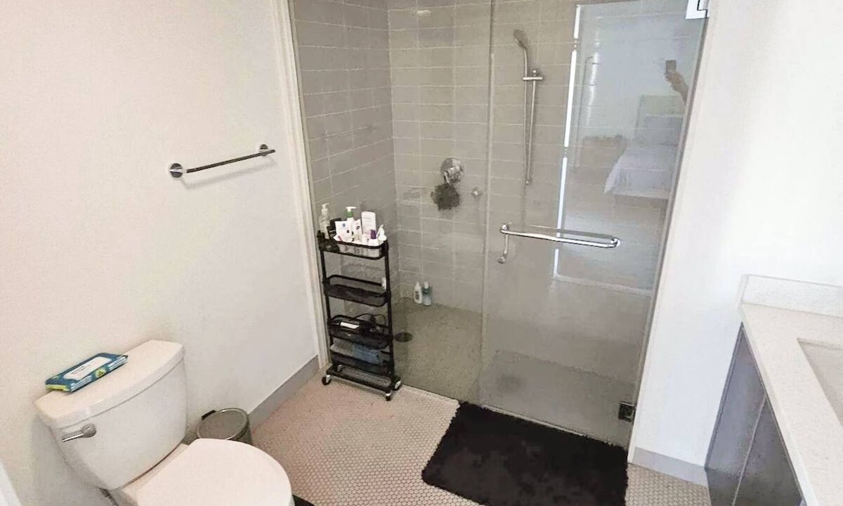 La Brea Condo | NEW MODERN 3-BED/3BATH condo CENTER OF LA PS5 WiFi AC PATIO