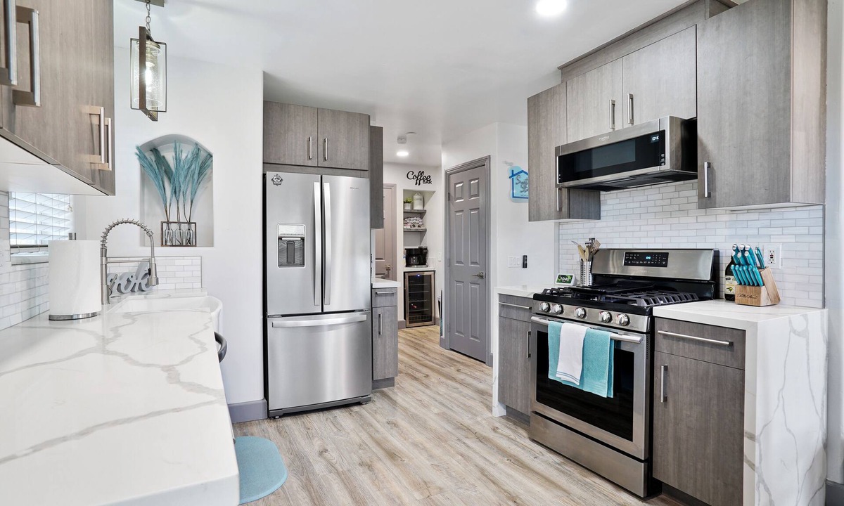 Patton Cabin | NEW! Modern Cabin by the Lake - Jacuzzi, FireTable, Games, Surround Sound, MORE!