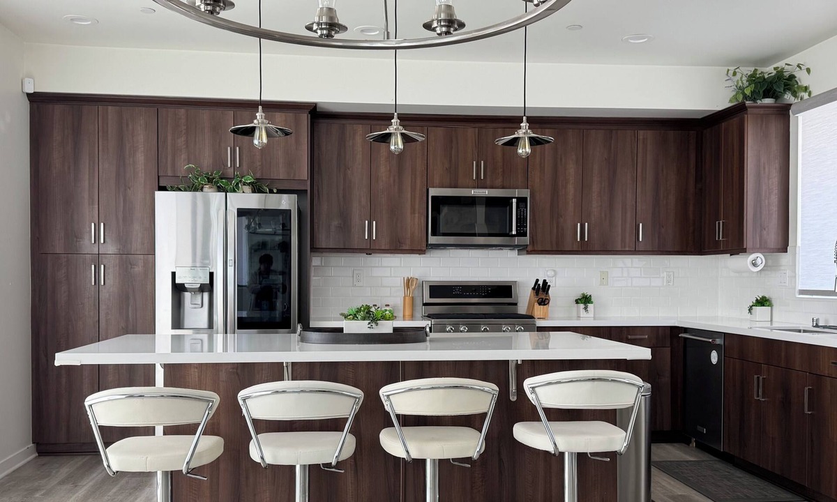Downtown House | NEW! Modern Coastal Escape 3BD/2.5BA