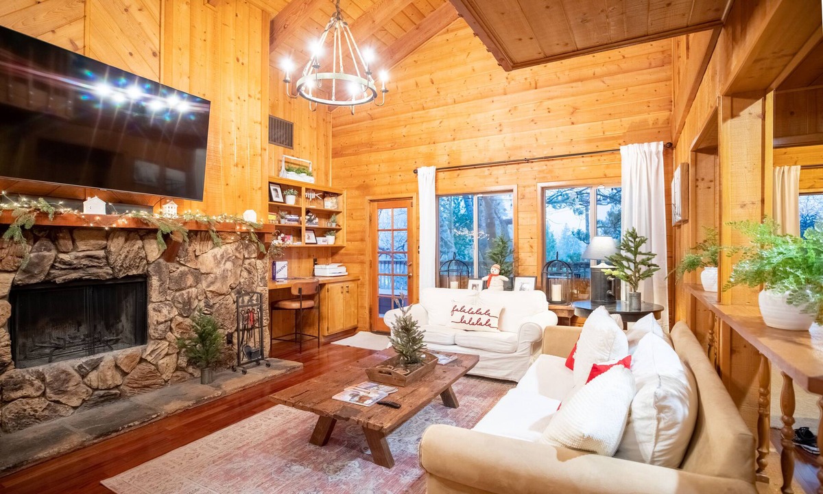 Lake Arrowhead House | *NEW* Rustic & Cozy Hideaway- Fireplace & Deck w/Grill