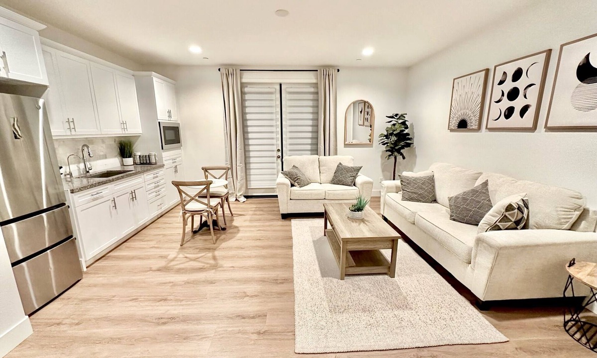 Riverside Villa | New Safe 1 Bedroom Retreat King Bed Washer Wifi in Quiet UpScale Riverside Hills