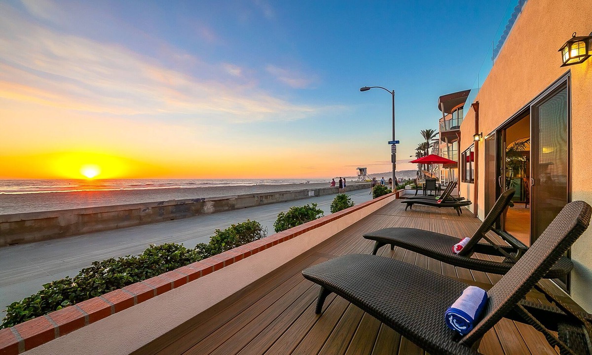 Mission Beach Villa | Newly Renovated Oceanfront 8BD/2 Houses w/AC, Hot Tub, Firepit, & Huge Rooftop Deck!
