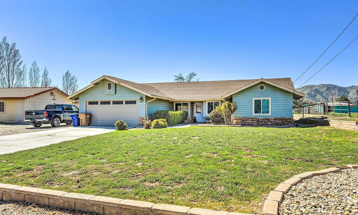 Golden Hills House | Newly Updated, Dog-Friendly Peakview House!