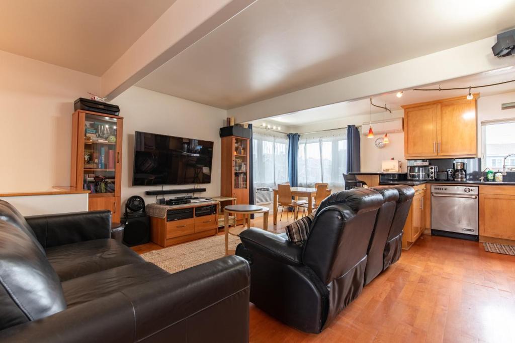 West Newport House | Newport Beach House 1 block from the beach FREE pickleball courts and 5 beach cruisers