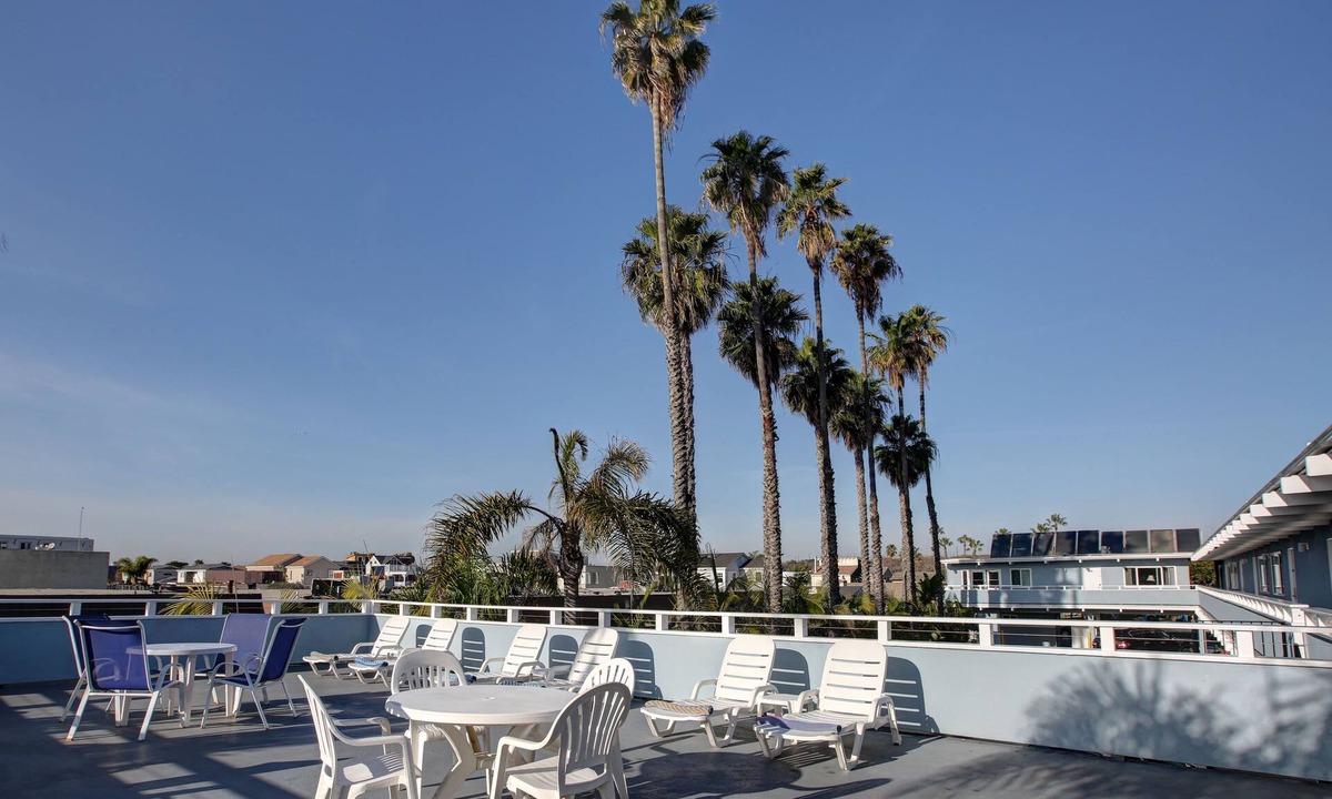 Newport Shores Hotel | Newport Channel Inn - Near Huntington State Beach