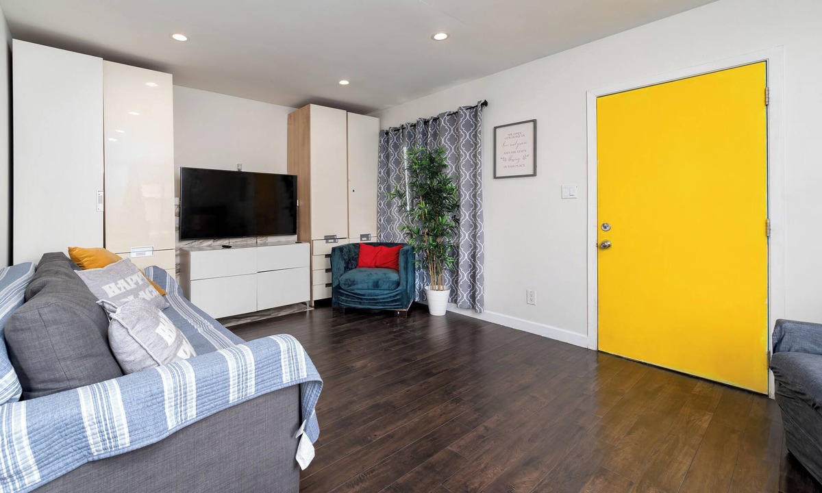 Oakland House | Nice cozy home. free parking on site