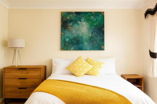 Ponders End House | North London 4 bedroom Holiday home, Driveway Parking, BBQ and Indoor Jacuzzi hot tub