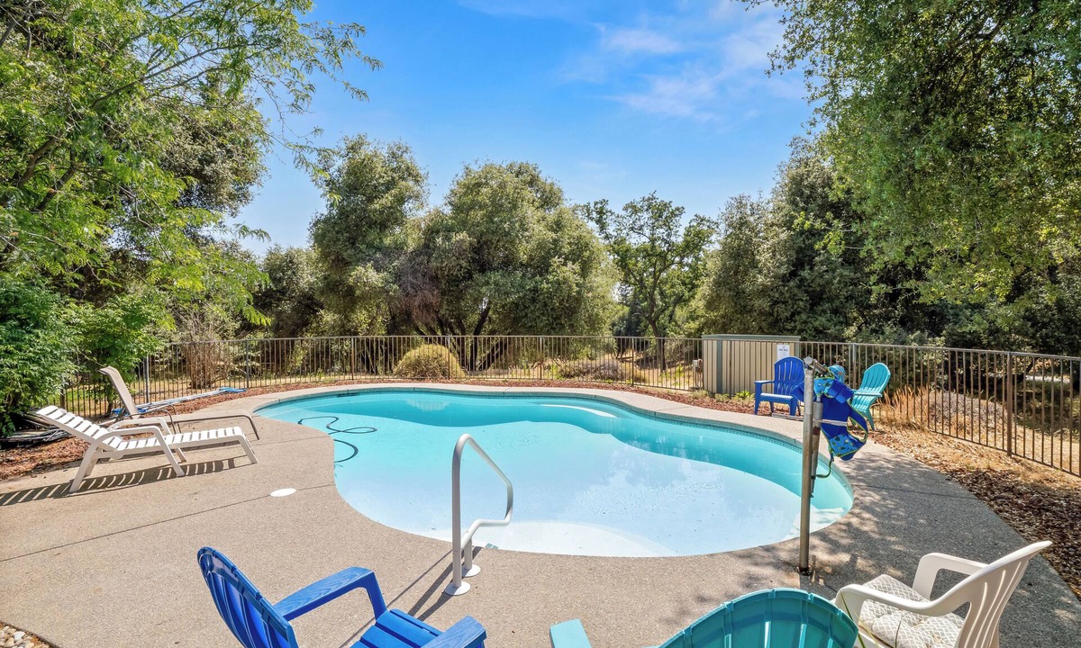 Ahwahnee House | Oak Hills Retreat - Gated Pool, BBQ & Fire Pit