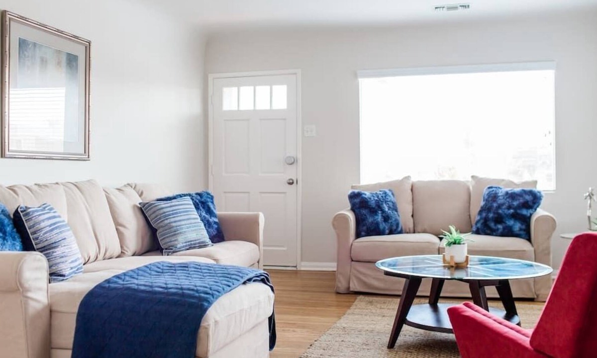 Coastal San Pedro House | Ocean Breezey * Gated Front Yard * Washer Dryer * AC