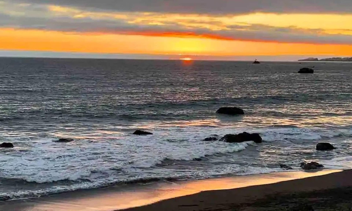 Smith River Apartment | Ocean Front Cabin 11 w Jacuzzi Superb Views