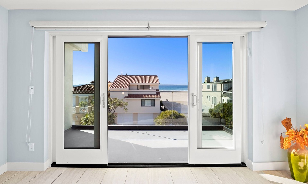 Hollywood Beach House | Ocean view modern home with bikes, grill, game tables, fireplace, W/D, & AC