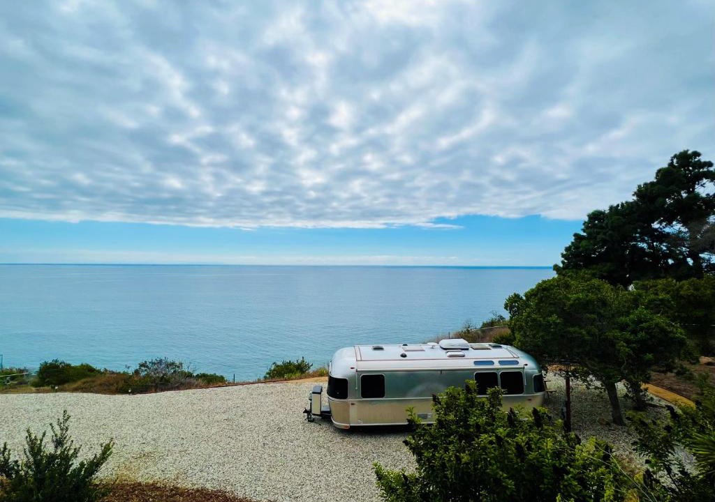 Eastern Malibu House | Oceanfront, Bluff-top, Luxury Caravan in Malibu