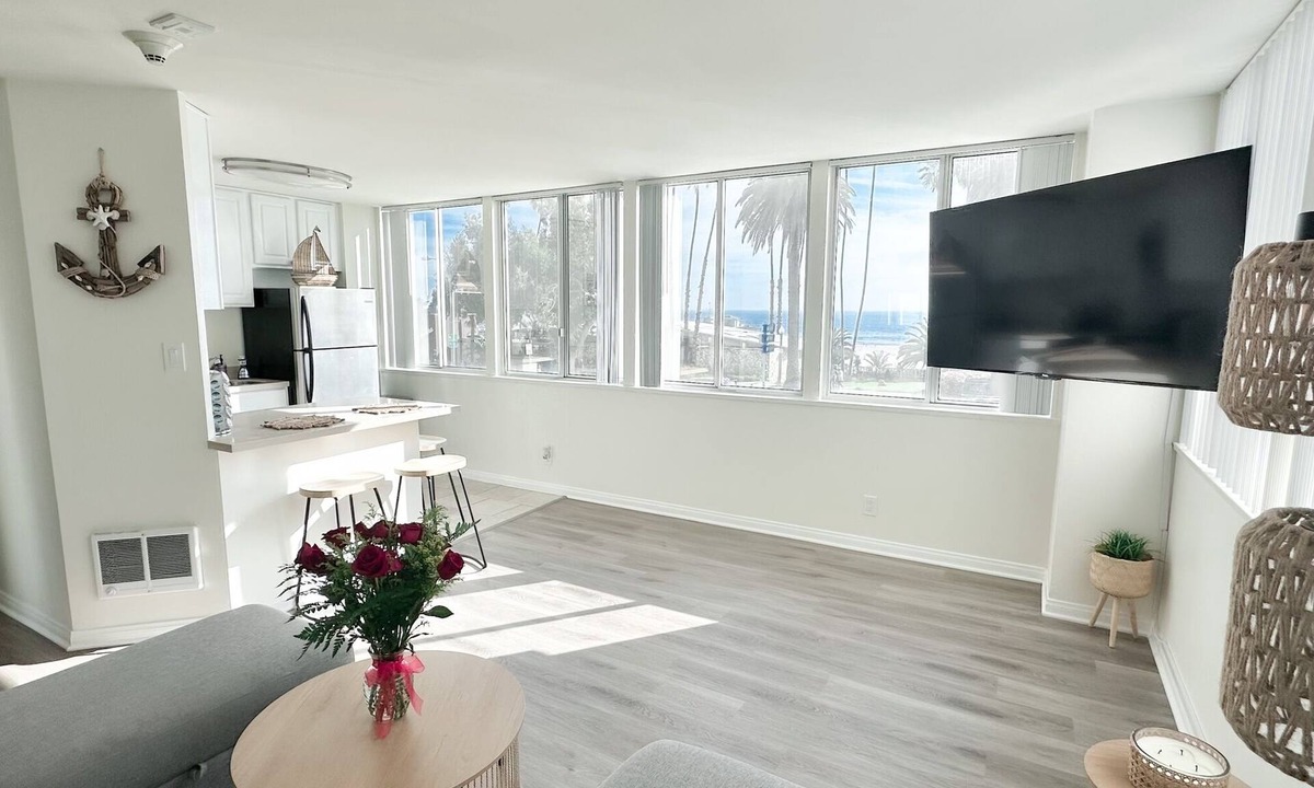 Downtown Bed & Breakfast | Oceanfront View Cabana only a few steps away from the iconic Santa Monica Pier!