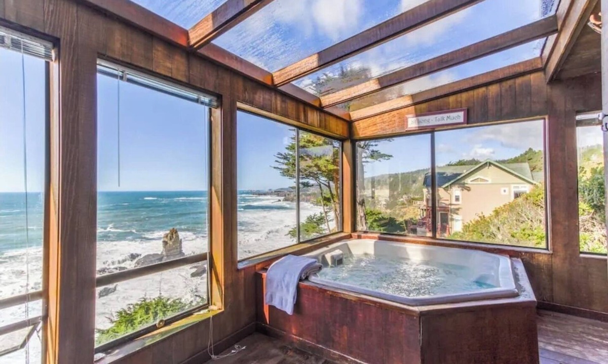 Gualala House | Oceanfront w/sweeping views, decks, hot tub and dog friendly!Gualala/Sea Ranch