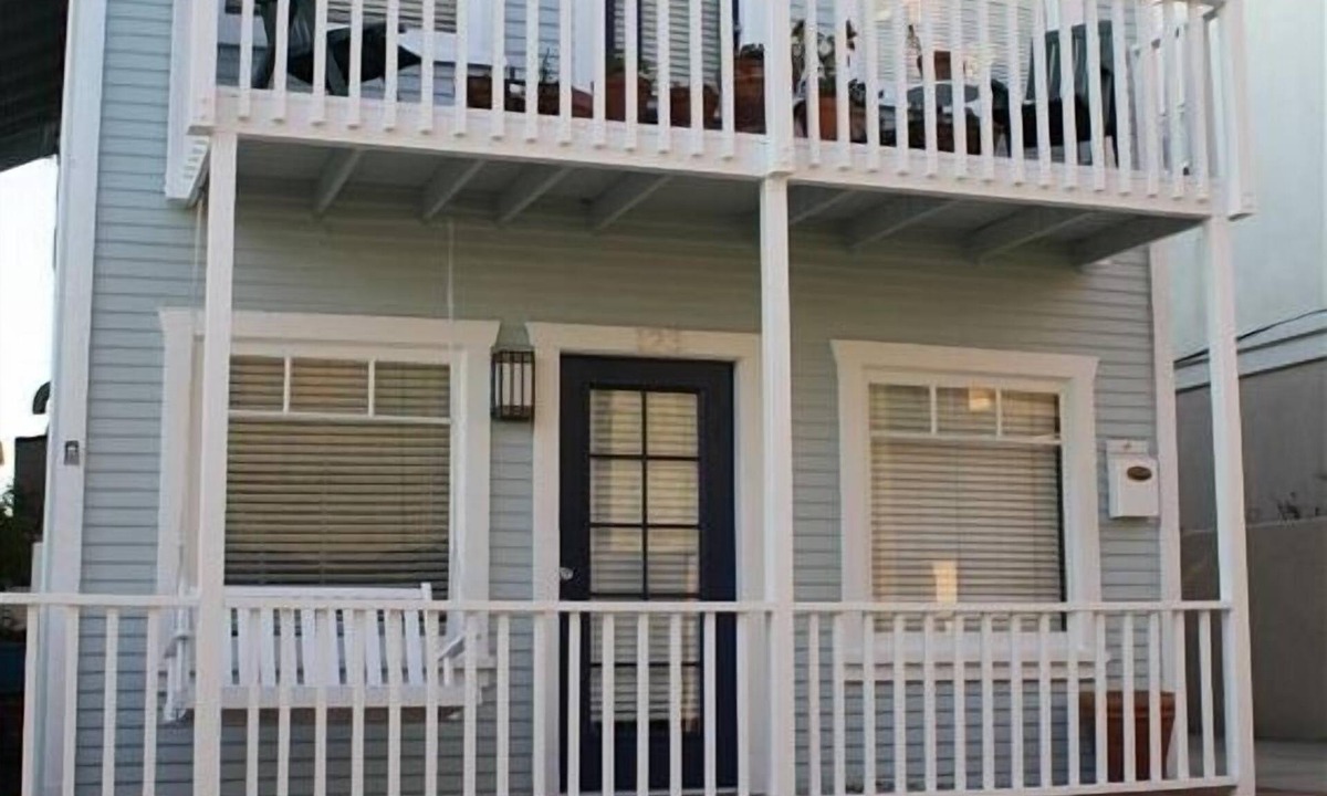 El Porto Apartment | Oceanview House in Manhattan Beach Just 3 Doors to the Beach!