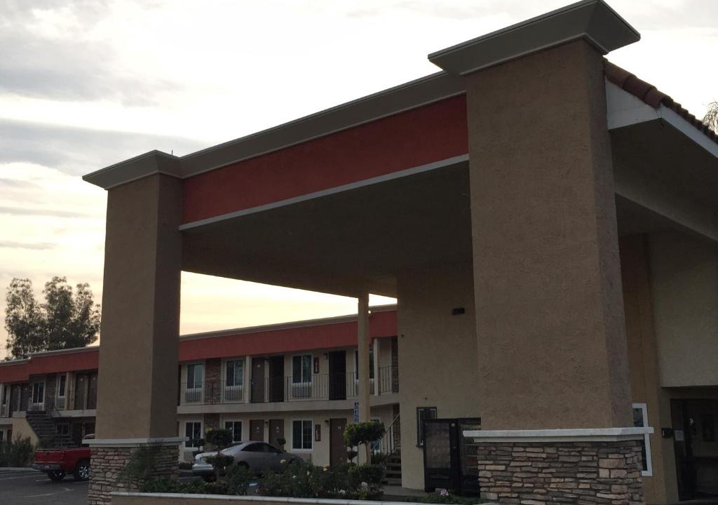 Montclair Hotel | Ontario Inn & Suites