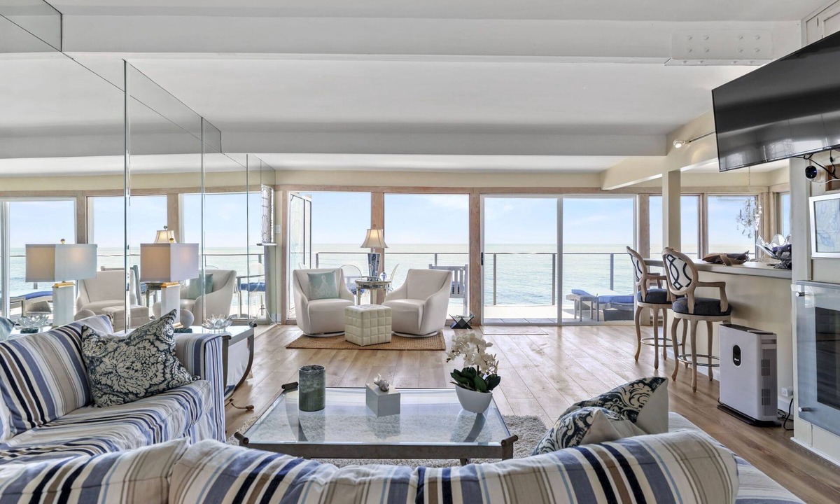 Eastern Malibu House | Panoramic Oceanfront Malibu Getaway