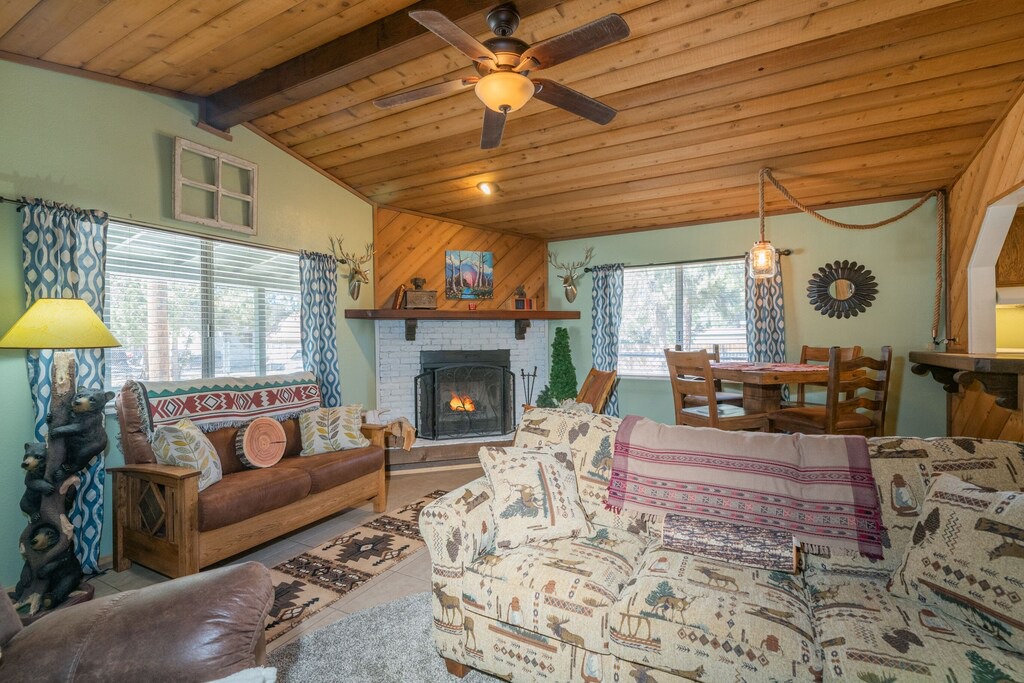 Woodlands Cabin | Paradise Pines - FREE Bike/Kayak Rental! - 2BR/1BA/WiFi/Netflix/Fenced yard