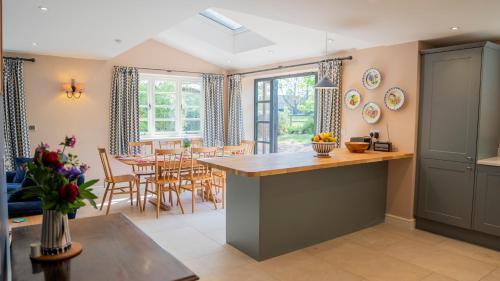 Warwick House | Park Cottage - 3BR, Hamlet, Garden Patio, Parking, Sleeps 6