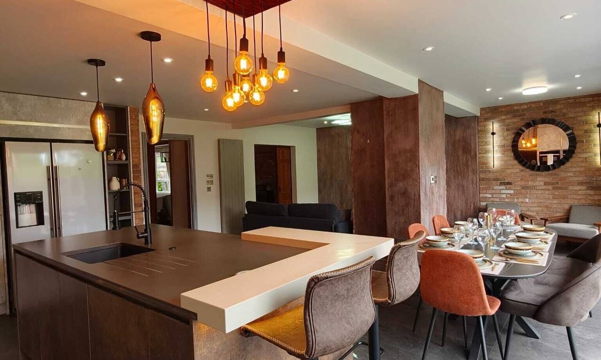 Solihull House | Park Views-Huge Parking - Stunning Huge 5 Bedroom House in the heart of Solihull