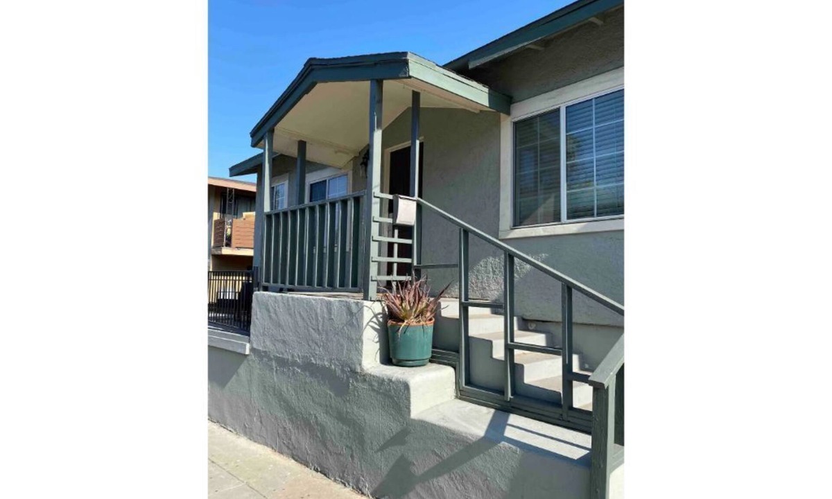 Willmore House | Parkside Golden Ave Bungalow, Steps from Downtown