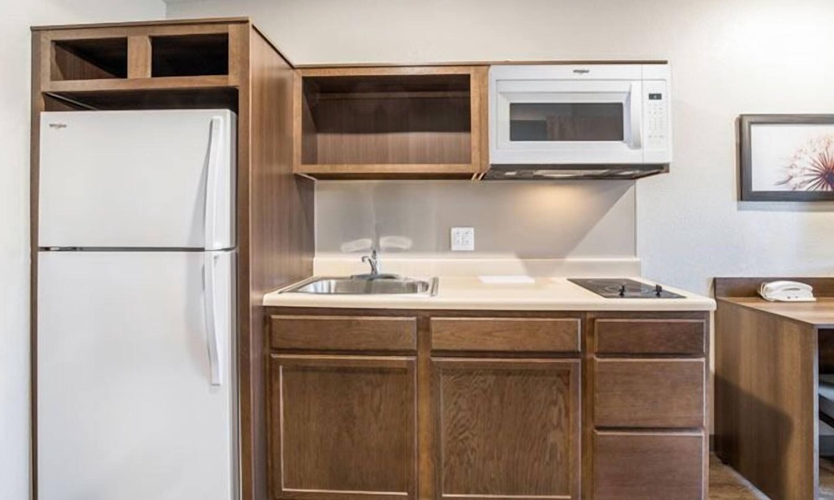 Bellflower Hotel | Peaceful Getaway in Bellflower! 3 Relaxing Units, Pets Allowed, Kitchen!