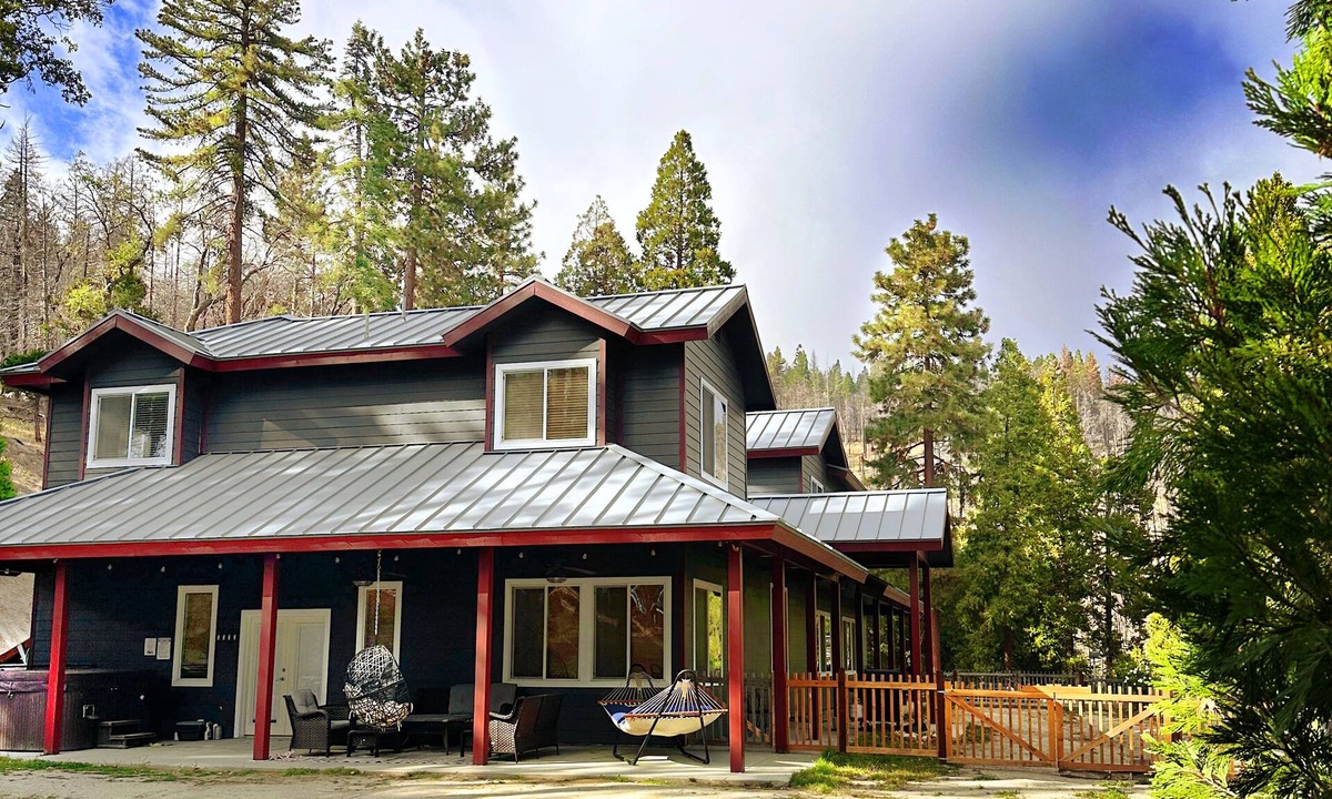 Alta Sierra Cabin | Peaceful Mountain Cabin w/Hot Tub. Pet Friendly. By Lake Isabella & Kern River.