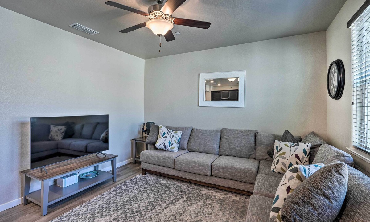 Hood House | Pet-Friendly Elk Grove Retreat w/Balcony!