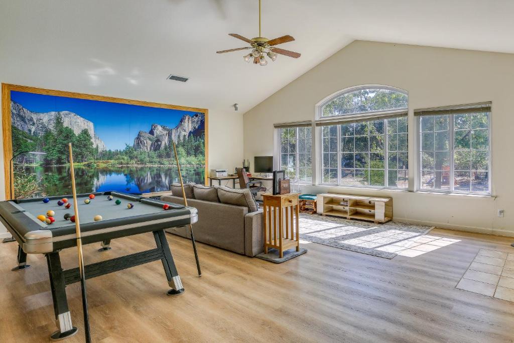 Mariposa House | Pet Friendly Mariposa Retreat with Spacious Patio!