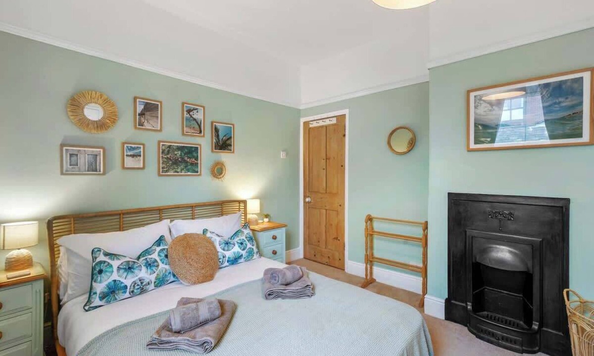 Southsea Cottage | Pet-Friendly Nautical Cottage, Walk to Beach & Dining