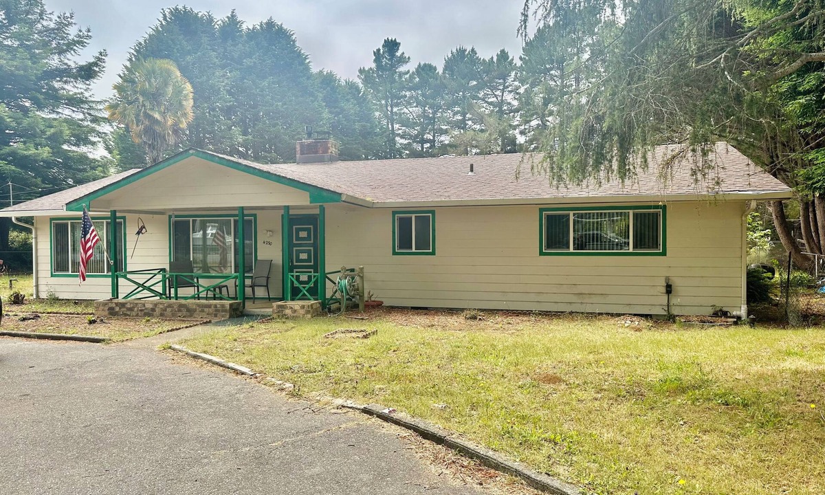 Crescent City House | Pet lovers retreat - spacious, 3 bedroom home in the redwoods by Lake Earl.