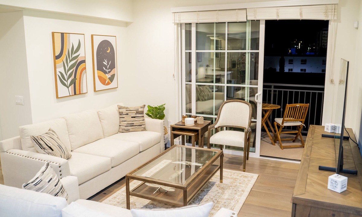Beverly Grove Apartment | PH-2 BLACKBURN AVE
