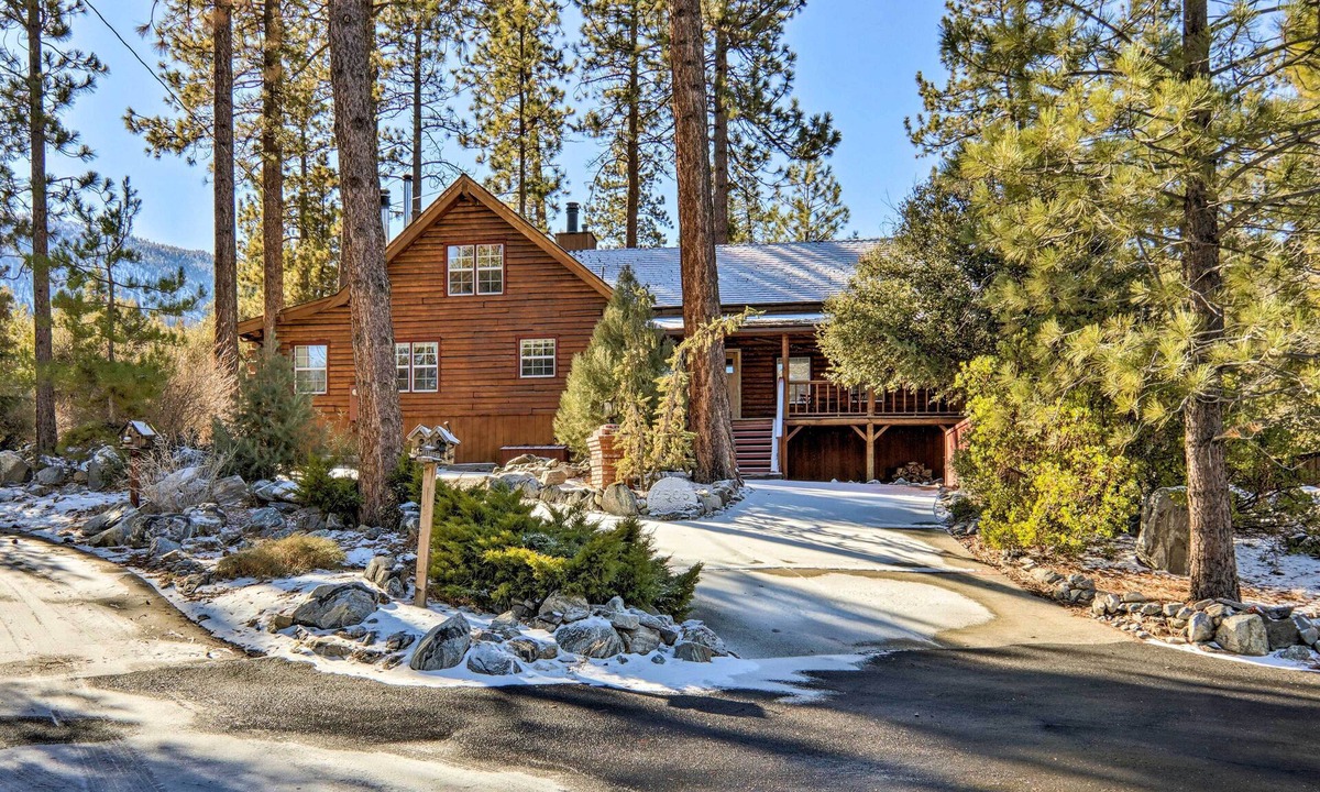 Pine Mountain Club Cabin | Pine Mountain Club Log Home w/Deck + Grill!