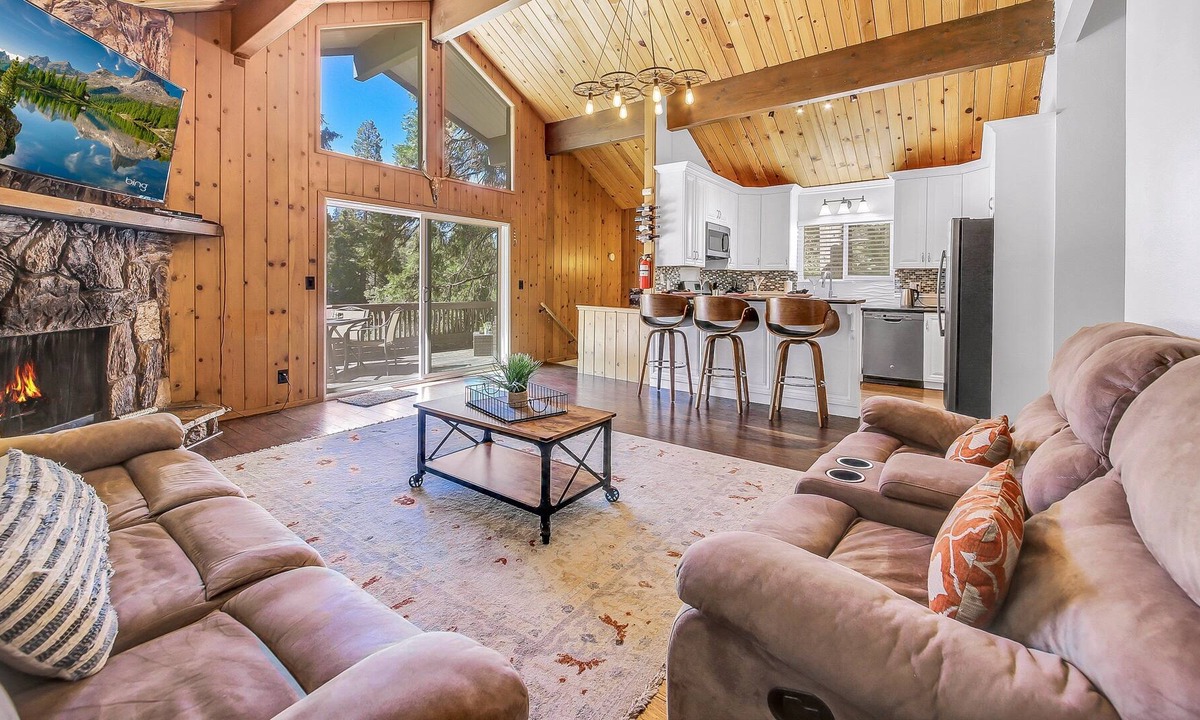 Twin Peaks Cabin | Pine View: Billiards Table, Foosball, Scenic Views